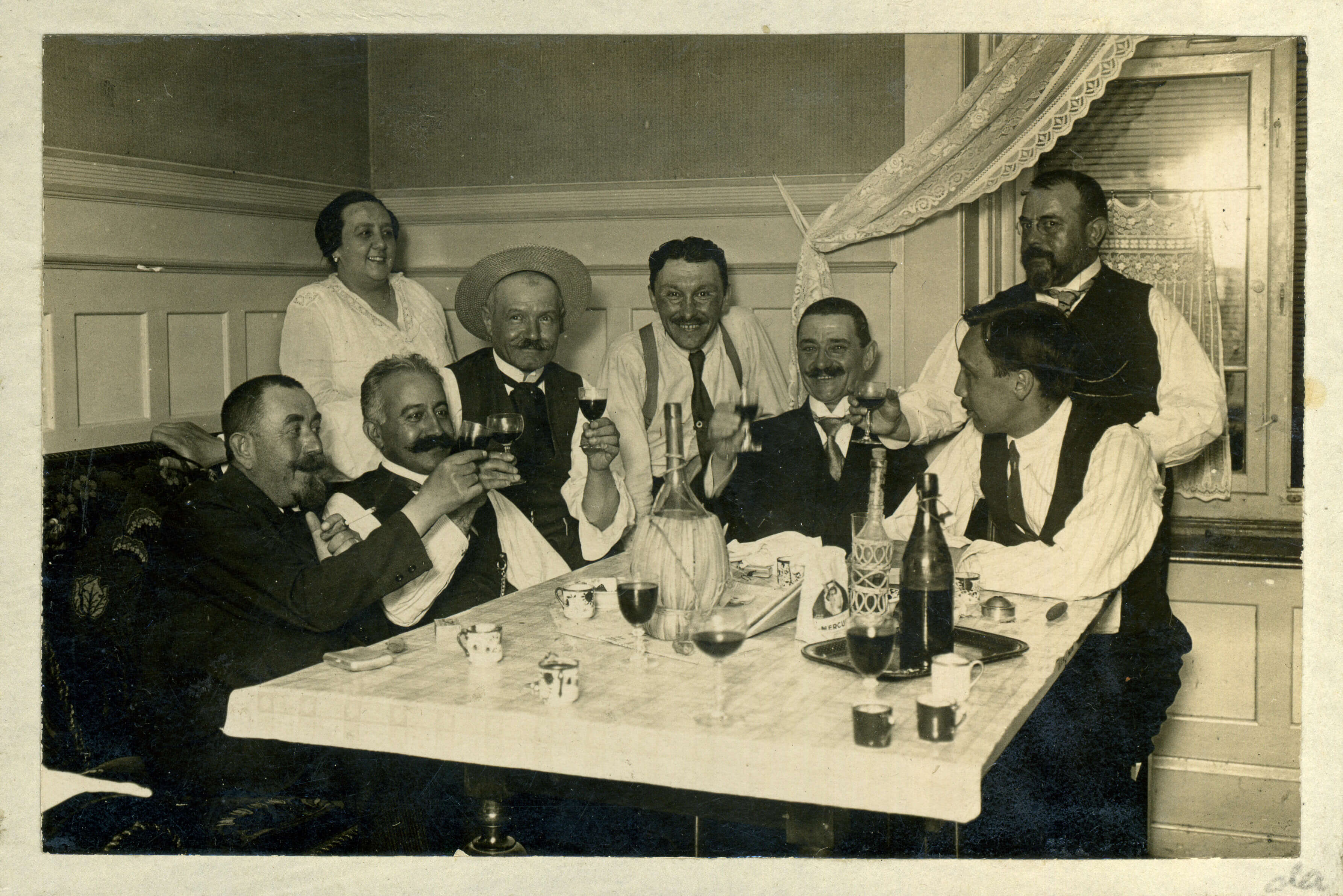 Mihailo Petrović (in a hat) “Suz” and the atmosphere of a tavern (kafana) (SASA Archive, 14188)